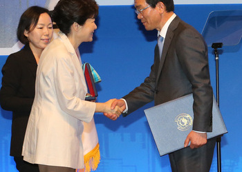 [수상] 경도그룹 김중희 회장 \'동탑산업훈장\' 수상