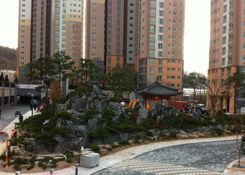 수원광교아파트조경현장 석가산 준공사진입니다.